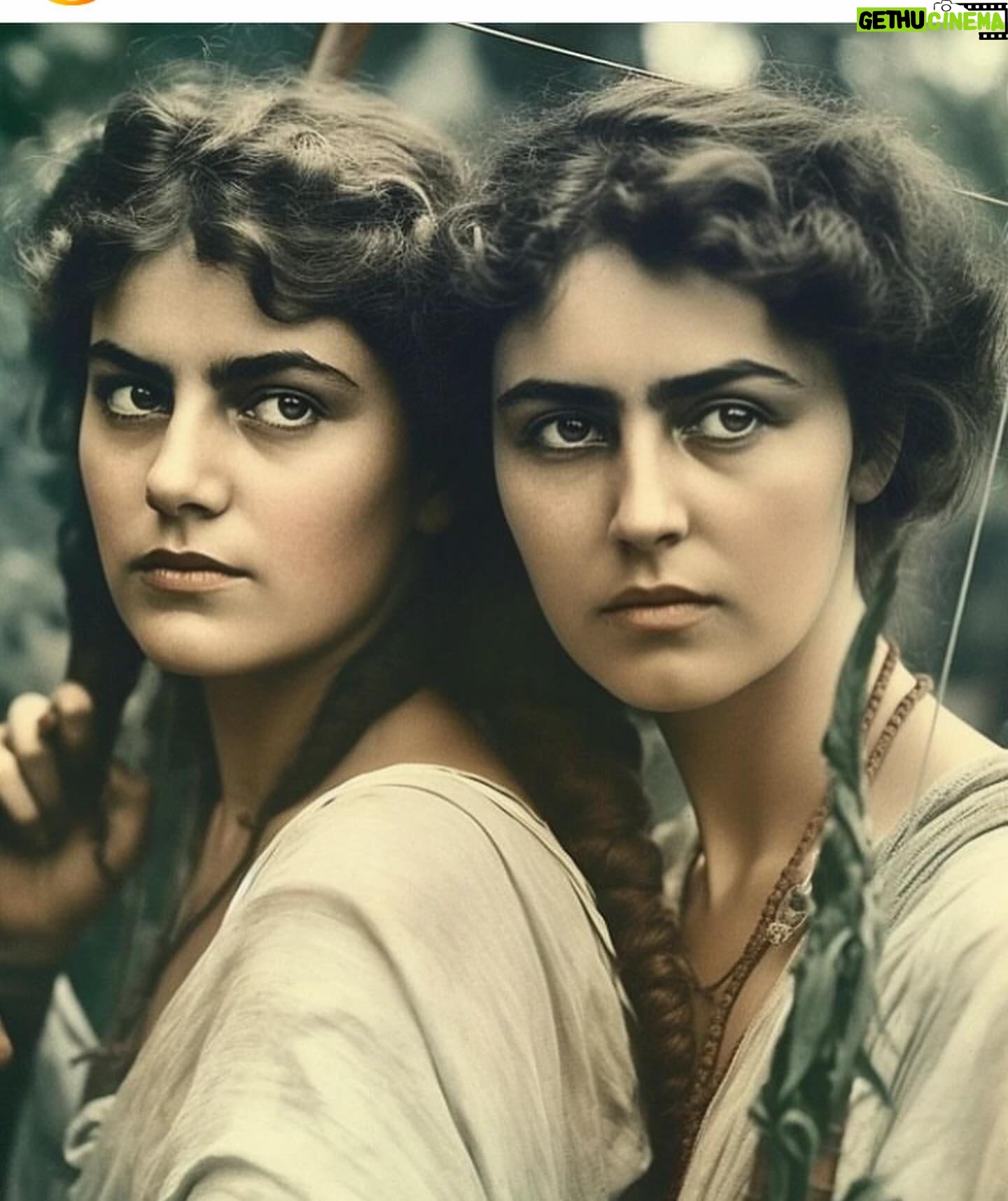 Eva Holubová Instagram - Dnes Jezi/Bezi, tedy Jezinky Bezinky. Tesim se, i kdyz zkouseni jsem si ja osobne neuzivala, jak jsem si prala, nebot jsem prodelala druhy kovid a tentokrat nadledky byly znicujici pro psychiku a pamet, mam tohle predstaveni rada. S Ivuskou zase jako sestry. Ale jaký!!!???☺️Tajemný!!! Ja jsem jedinacek a velmi mne vzrusuje vztah sourozencu, kteri se sobe navzajem neodrodili. A dve sestry, ktere ziji cely zivot spolu, v tajemnem a tajemstvi ukryvajicim dome… !!! Jejich pribeh mam tak pod kuzi, ze kdykoliv vidim nejakou fotku nebo obrazek, ktere by mohly nejak souviset s pribehem nasi hry, musim si ho ulozit. Obcas si spradam cely zivot Abbey a Marthy, jake byly, kdyz byly mlade, jako deti…? Tak zkusim jeste chvilku zalomit, treba se mi o vas bude zdat, holcicky…😳😂❤️