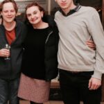 Eva Holubová Instagram - Tento prispevek jsem neplanovala, ani to neni odpoved na utoky, ze pomaham v kampani svymu synovi. Ale reakce na ne to je. Ne, ze bych s nimi nepocitala, kdyz jsem se rozhodla “priznat se verejne k @holu_ad jako ke kandidatovi do EP”. Muj duvod je jednoduchy. Podporuju ho, jako jsem podporovala napr. Karla Schwarzenberga, Hanu Marvanovou, Petra Pavla, atd. Vzdycky jsem to delala z vlastniho zadarmo a z vlastniho presvedceni, ze vsichni ti lide budou pro nasi zem uzitecni a ze berou funkci jako sluzbu obcanum CR. A musela jsem verit v jejich fundovanost. Ale nikdy jsem nehrimala VOLTE JE!! Ne, pouze na ne upozornuju a doporucuju, podivejte se na ne a ZVAZTE JE. K Adamovi: uz jsem to psala, tak pouze pro uplnost : jazykove vybaveni, skoly Londyn, Edinburg, Varsava; Mezinarodni pravo, Mezinarodni vztahy, historie, politilogie, pracovni zkusenosti v EU, v Bruselu, na 🇸🇰 i u nas, predsednictvi EU… Uvedomila jsem si, jak nase rodina drzi pohromade a uplne mi to dojalo. Deti se mnou od malinka chodily na ruzne politicke akce, ja je proste nemela kam dat, kdyz jsem jezdila s Pavlem Telickou pred vstupem do EU, kdyz jsem objizdela s tehdy malo znamym Karlem Schwarz. jeho prvni volebni kampan. Byly to nekdy krusne chvile, plne ironickych invektiv a opileckych nadavek. Ale Karel to vzdy prikladne ustal. Jeho klic byl v tom, ze si musite vzdycky uvedomit, co za cloveka na vas plive a podle toho se urazkou zabyvat. Uvedomila jsem si, jak moc mi pomahala @holu_ka a @holu_ad pri me prvni rezii Gogolova Revizora v @studio.dva . Uvedomila jsem si, jak muj muz, vytvarnik, vzdycky pomohl svym dilem pri kazde akci, ktera se kohokoliv z nas tykala. @holu_ka naprosto prirozene vplula do NF Mathilda . I jeji @iammatejpaprciak pomaha naplno, vlastne to neni pomoc, ale spoluprace. Oni dva ted tvori volebni stab @holu_ad . Nezistne a naplno. A uvedomila jsem si, jak se Adam vedle klucicich zalib vzdycky zajimal o veci verejne. Uz na zakladce a potom i na gymnasiu byl v cele studentske rady. Kdyby ale nebyl na kandidatce @stan.cz , ktere verim, asi bych…,