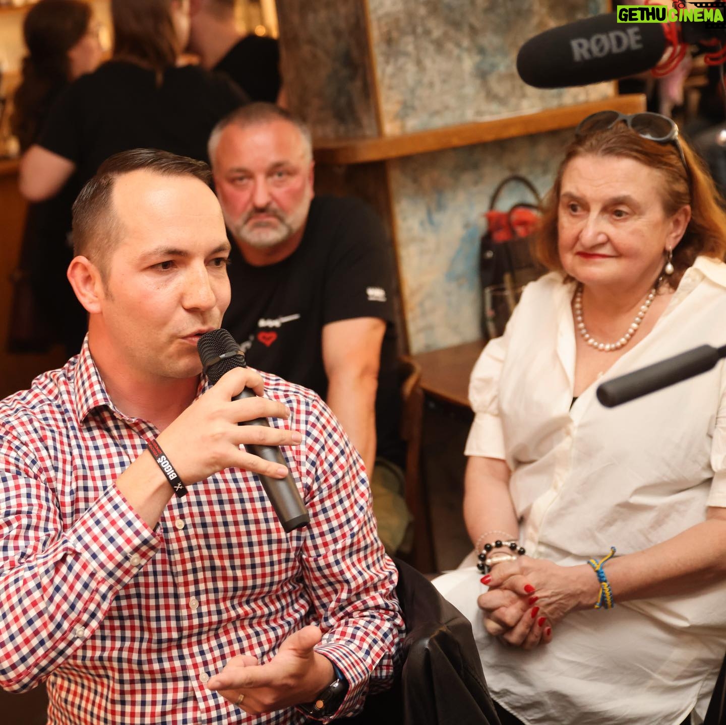 Eva Holubová Instagram - V @cafe_jericho jsme měli skvělou diskuzi s Václavem Marhoulem na téma bezpečnost, obrana a integrace v těchto oblastech v EU a východním sousedství. 💪🚀🇪🇺🇺🇦🪆 Diskutovali jsem o schopnosti společnosti se bránit, potřebě podporovat Ukrajinu v jejím boji s Ruskou federací, závislosti na Spojených státech 🇺🇸, kapacitách a možnostech posílení evropského obranného průmyslu a spolupráce v obraně 🇪🇺🤝, poválečné obnově Ukrajiny a její integrace do EU… No, jak sami vidíte, bylo to mnoho podnětných témat. Na debatě se mezi hosty sešla skupina odborníků na obranu, komunikaci, “pracovníků v kultuře” 👏, lidí, kteří se aktivně zapojují do pomoci Ukrajině 👍, zástupců veřejné správy, psychiatrů, to vše napříč generacemi. Výzev, které jsme pojmenovali, je mnoho! Ale závěr je jasný: téma bezpečnosti, obrany a integrace (v rámci spolupráce v EU a spolupráce s partnery z východního sousedství) je v české společnosti důležité, rezonuje a bude jasnou prioritou pro další Evropský parlament. Já jsem rád, že mohu toto téma nést jako kandidát do Evropského parlamentu a že mám oporu mezi tolika lidmi, kteří se o to zajímají a mají k tomu co říct! 🇪🇺✌️ Brzy umístíme na Instagram záznam z debaty, takže jestli jste chtěli přijít, ale nevyšlo vám to, můžete si ho pustit zpětně! 👍