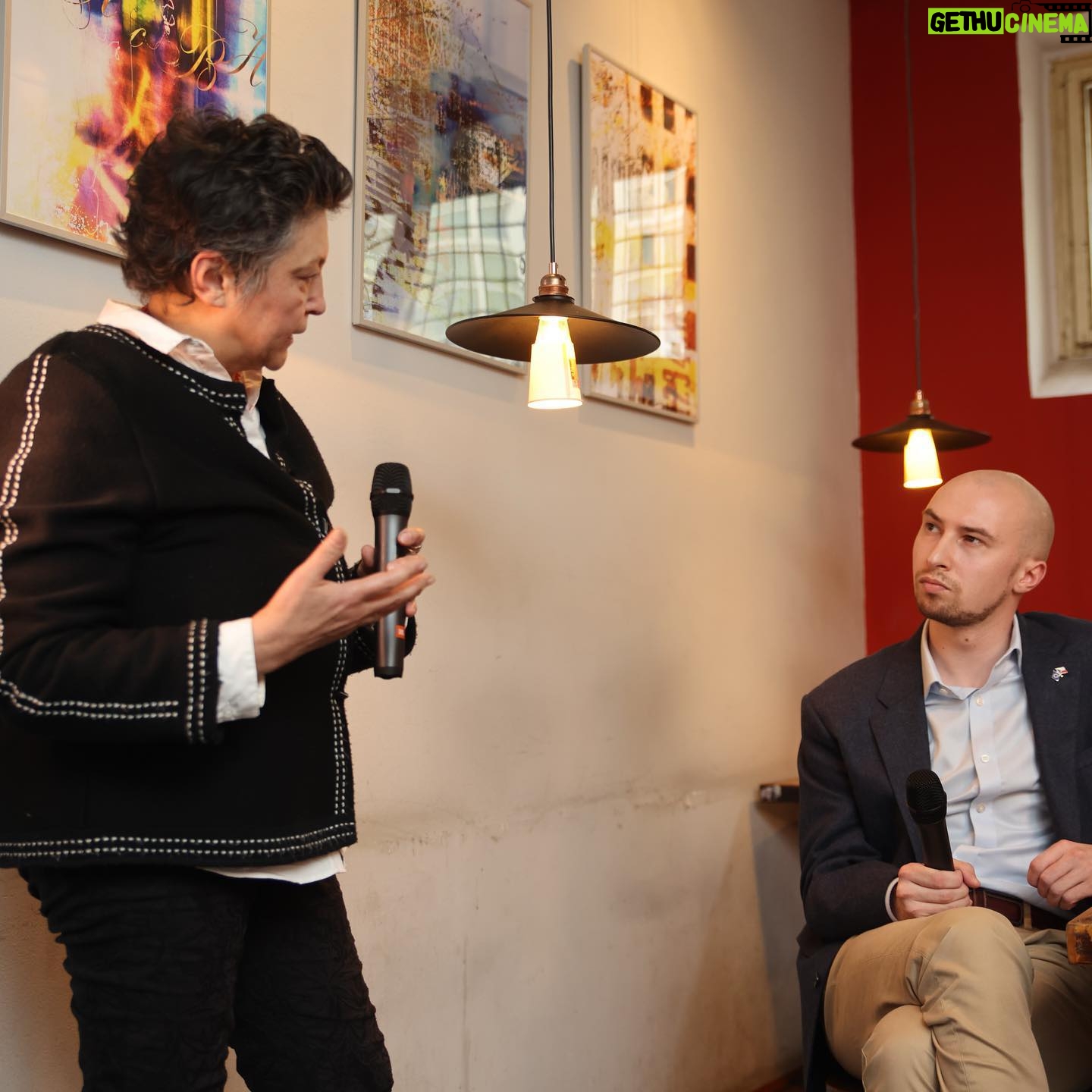 Eva Holubová Instagram - V @cafe_jericho jsme měli skvělou diskuzi s Václavem Marhoulem na téma bezpečnost, obrana a integrace v těchto oblastech v EU a východním sousedství. 💪🚀🇪🇺🇺🇦🪆 Diskutovali jsem o schopnosti společnosti se bránit, potřebě podporovat Ukrajinu v jejím boji s Ruskou federací, závislosti na Spojených státech 🇺🇸, kapacitách a možnostech posílení evropského obranného průmyslu a spolupráce v obraně 🇪🇺🤝, poválečné obnově Ukrajiny a její integrace do EU… No, jak sami vidíte, bylo to mnoho podnětných témat. Na debatě se mezi hosty sešla skupina odborníků na obranu, komunikaci, “pracovníků v kultuře” 👏, lidí, kteří se aktivně zapojují do pomoci Ukrajině 👍, zástupců veřejné správy, psychiatrů, to vše napříč generacemi. Výzev, které jsme pojmenovali, je mnoho! Ale závěr je jasný: téma bezpečnosti, obrany a integrace (v rámci spolupráce v EU a spolupráce s partnery z východního sousedství) je v české společnosti důležité, rezonuje a bude jasnou prioritou pro další Evropský parlament. Já jsem rád, že mohu toto téma nést jako kandidát do Evropského parlamentu a že mám oporu mezi tolika lidmi, kteří se o to zajímají a mají k tomu co říct! 🇪🇺✌️ Brzy umístíme na Instagram záznam z debaty, takže jestli jste chtěli přijít, ale nevyšlo vám to, můžete si ho pustit zpětně! 👍