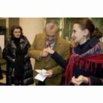 Eva Holubová Instagram - 1.prispevek: Mam rymu, jsem vycerpana, postonavam, mam den na to se uzdravit, zitra opet na znackach a v poklusu. Ale ted zvysena teplota, nachlazeni, bolesti svalu davaji pravo se valet a odpocivat. Poustim si vsechny dily Pana prstenu. Miluju to, kvuli te uskechtile cti Aragorna, Gandalfa, Froda a Sama, Legolase, Arwen…Jsem povznesena prave natolik, abych Vam zde naposledy rekla, ze nepodporuju Adama Holuba jako sveho syna, i kdyz jsem na neho jako máma hrda. Podporuju ho, jako jsem podporovala vsechny, o nichz jsem byla presvedcena, ze budou uzitecni, protoze na to maji, jak vzdelani, inteligenci a schopnosti i mravni kredikt. Jsem hrda, ze moje deti mezi takove lidi patri. A ze si nasli partnery, s nimiz jsme v mhoha politickych vecech zajedno. Jsem rada, ze se zajimaji o politiku, o budoucnost planety. Ale i o potrebne a valkou suzivane lidstvo. Uz mi nepiste o nasich rodinych vazbach, piste klidne kriticky, vecne a konkretne. Na obecne nadavky nebude odpovidano, sproste a vulgarni budou hlaseny. A ted koutky nahoru😂