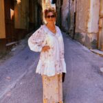 Eva Holubová Instagram - Ja se letos tesim na Sicilii, ja se tam tesim vzdycky, ale pokazdy mam pocit, ze ten rok uplne nejvic. Bude opravena dalsi cast domu, budeme se s @iammatejpaprciak a s @holu_ka pripravovat na zkouseni nove hry do @studio.dva . Budeme si uzivat chvile vzajemnosti bez zbesileho pravovniho nasazeni. Hedlo Sicilanu je “piano, piano”. Zemekoule se tady toci pomaleji. Dnes opet nesvetim nedeli!!! Tam vzdycky zajdu do kostela. Tady si, nez jdu spat, obvykle poustim msi od Nejsvetejsiho Salvatora, tedy Tomase Halika. Neni to spatny, ale citim, ze volna NEDĚLE mi chybi. Vsimli jste si, ze tento den v tydnu ma v ruznych jazycich ruzny vyznam? U nas nam oznamuje, ze se nedela.Italove ji rikaji Domenica, tedy den PÁNA, Rusové воскресенье- vzkříšení. Mate nejake takove dalsi priklady? Podelte se🙏. 😂❤️🕊