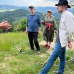 Eva Holubová Instagram - Ja se omlouvam, nestacim odpovidat na Vase reakce a pod minulymi prispevky, nestacim je ani vsechny cist, ja nestiham ani davat svoje nove. Byla jsem s @holu_ad celkem 3x na vyjezdu do regionu, vic mi to moje pracovni nasazeni nedovolilo, ale vzdycky to stalo zato. Prekvapi Vas, ze tam nejezdim specialne proto, abych ho podporila, ale abych taky poznala zivot v ruznych koutech nasi uzasny zeme. Jasne, ze jsou zajimave i besedy s mistnimi obcany, ale pro mne je obrovskym prinosem dozvidat se nejenom, co si moji spoluobcane mysli, ale jak se jejich mysleni promita do zivota. Ucastnila jsem se vyjezdu na Litomericko, do Krkonosskeho podhuri a do Zlinskeho kraje. O kazdem Vam napisu, delala jsem si poznamky, nabrala ruzne prospekty, jenom k tomu potrebuju klid a cas. Ale o jedno se musim podelit uz ted. MAME V NASI ZEMI UZASNE LIDI, UZASNE. OCHRANA ZIVOTNIHO PROSTREDI, ZAJEM O PROBLEMY NASICH OBCANU U NICH NENI FRAZE, ONI HO ZIJOU. A je to uzitetecny, sofistikovany a radostny zivot. Nerikam, ze vzdycky snadny a pohodlny, ale tolik potrebny pro nasi zemi, kontinent, na nemz se nachazi, pro celou Matku Zemi. Ted si mozna porukate na hlavu, ale pred lety mi pri jednom nataceni rekl kolega Jiri Schmitzer: “lidstvo je v prdeli, my splachujeme svoje hovna PITNOU vodou a jinde zmiraji lide zizni”. Rekla jsem to doma, muj muz se zamyslel a od te doby doma “kyblujeme”, proste splachujeme vodou po koupani.😳😂. Navstevy se vzdy podivi: “vy mate zase rozbity zachod”? Ja se tim totiz moc nechlubim, ale mela bych. 😂Prespavali jsme v dome, kde se splachuje destovou vodou, sprchujete vodou ohrejvanou solarnimi panely, tepelna izolace je ze slamy… Jinde jsme zase byli na prochazce v lese, ktery si spolecne koupili obcane a udelali z neho soukromou chranenou rezervaci. Onde zase sedlak, ktery uzasne ekonomicky a vynisne hospodari, zaklada zpatky vyklucene meze tam, kde drive byli, buduje tune vyuzitim te nechvalne meriolizace, kterou nasi zem nesetrne zaneslo socialisticke hospodareni za podpory sovetskych “expertu”. A v tech mezich se uz zabydleli ptaci a v tech tunich vodni ptactvo i dalsi zivocichove. A dalsi!!! Mne se to sem vsechno nevejdeeee!!!😔