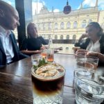 Eva Holubová Instagram - No, nebudu nic predstirat, my u nas doma vzdycky velmi zijeme volbami. Ja to mam zakodovany od Olgy Havlove, ktera ve mne vychovala obcansky postoj k zivotu, k politice. Politika jako takova mne zpocatku nebavila, v normalizacni a totalitni vlade komunistu rizenych z Kremlu jsem ji opovrhovala. Pak jsem se seznamila s Havlovymi a uvedomila jsem si, jak politici formuji ci deformuji muj nas zivot. V komunismu nebylo koho volit, navic volby byly formalni, karty byly predem rozdane. O tom jsem se presvedcila , kdyz jsem vsechny kandidaty NF vyskrtala, muj tata taky, moji kamaradi a vysledek byl, ze jsme se dozvedeli, ze byli zvoleni jednohlasne. Tehdy si volebni komise delala znacky u vsech, kdo sli za plentu. A pozor, na jednom svem vyslechu na StB jsem se dozvedela, ze to se o mne vi, ze chodim za plentu! 😂😳. Proto si velmi uzivam svobodne volby, beru je vic jako OBCANSKOU DUSTOJNOST, OBCANSKE PRAVO, nez jako obcanskou povinnost. Ja to neberu jako TREST, ale jako VYSADU. Volby do EP proziva nase rodina jeste vice, nez jindy. Samozrejme, ze diky tomu, ze na kandidatce Starostove a osobmosti pro Evropu je muj syn Adam Holub. Vite, pro mne to nebylo zadne velke prekvapeni, nebot uz na stredni skole byl predsedou studentske rady, vystudoval Mezinarodni pravo a Mezinarodni vztahy v Londyne, Edinburgu a Varsave a v tomto smeru i pracuje. Ale jsem opravdu rada, ze kandiduje na kandidatce 21, coz je tedy STAN a osobnosti…. Nemam zdaleka cas ucastnit se jeho kampane, jako jsem se ucastnila kampani pro Karla Schwarzenberga, Hanu Marvanovou apod. Asi by to bylo i kontraproduktivni, spousta lidi mi neuveri, ze dokazu objektivne zhodnotit jeho kvality. Na druhou stranu jsem o nich tak věcně presvedcena, ze nemam problem ho podporit. Letos poprve pristupuju k volbam trochu jinak. Jako seniorka. Fakt!!😂😂😂A vubec se tim netrapim. V 25 letech jsem zmenila svuj obcansky postoj k politice, zacala jsem podporovat akce disentu, nepovolane demonstrace byly to nejmensi, co jsem delala, cekal mne soud, ale prisel Listopad 89, to mi bylo 30 a postavila jsem se za OF u jehoz zalozeni jsem byla. Ze sametove revoluce jsem se vydrapala jako demokraticka obcanka a uz si nedam vzit.