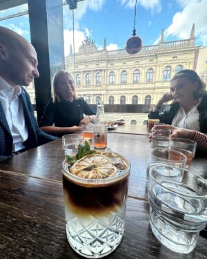 Eva Holubová Instagram - No, nebudu nic predstirat, my u nas doma vzdycky velmi zijeme volbami. Ja to mam zakodovany od Olgy Havlove, ktera ve mne vychovala obcansky postoj k zivotu, k politice. Politika jako takova mne zpocatku nebavila, v normalizacni a totalitni vlade komunistu rizenych z Kremlu jsem ji opovrhovala. Pak jsem se seznamila s Havlovymi a uvedomila jsem si, jak politici formuji ci deformuji muj nas zivot. V komunismu nebylo koho volit, navic volby byly formalni, karty byly predem rozdane. O tom jsem se presvedcila , kdyz jsem vsechny kandidaty NF vyskrtala, muj tata taky, moji kamaradi a vysledek byl, ze jsme se dozvedeli, ze byli zvoleni jednohlasne. Tehdy si volebni komise delala znacky u vsech, kdo sli za plentu. A pozor, na jednom svem vyslechu na StB jsem se dozvedela,  ze to se o mne vi, ze chodim za plentu! 😂😳. Proto si velmi uzivam svobodne volby, beru je vic jako OBCANSKOU DUSTOJNOST, OBCANSKE PRAVO, nez jako obcanskou povinnost. Ja to neberu jako TREST, ale jako VYSADU. Volby do EP proziva nase rodina jeste vice, nez jindy. Samozrejme, ze diky tomu, ze na kandidatce Starostove a osobmosti pro Evropu je muj syn Adam Holub. Vite, pro mne to nebylo zadne velke prekvapeni, nebot uz na stredni skole byl predsedou studentske rady, vystudoval Mezinarodni pravo a Mezinarodni vztahy v Londyne, Edinburgu a Varsave a v tomto smeru i pracuje. Ale jsem opravdu rada, ze kandiduje na kandidatce 21, coz je tedy STAN a osobnosti…. Nemam zdaleka cas ucastnit se jeho kampane, jako jsem se ucastnila kampani pro Karla Schwarzenberga, Hanu Marvanovou apod. Asi by to bylo i kontraproduktivni, spousta lidi mi neuveri, ze dokazu objektivne zhodnotit jeho kvality. Na druhou stranu jsem o nich tak věcně presvedcena, ze nemam problem ho podporit. 
Letos poprve pristupuju k volbam trochu jinak. Jako seniorka. Fakt!!😂😂😂A vubec se tim netrapim. V 25 letech jsem zmenila svuj obcansky postoj k politice, zacala jsem podporovat akce disentu, nepovolane demonstrace byly to nejmensi, co jsem delala, cekal mne soud, ale prisel Listopad 89, to mi bylo 30 a postavila jsem se za OF u jehoz zalozeni jsem byla. Ze sametove revoluce jsem se vydrapala jako demokraticka obcanka a uz si nedam vzit.