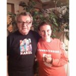 Eva Holubová Instagram - 1.prispevek: Mam rymu, jsem vycerpana, postonavam, mam den na to se uzdravit, zitra opet na znackach a v poklusu. Ale ted zvysena teplota, nachlazeni, bolesti svalu davaji pravo se valet a odpocivat. Poustim si vsechny dily Pana prstenu. Miluju to, kvuli te uskechtile cti Aragorna, Gandalfa, Froda a Sama, Legolase, Arwen…Jsem povznesena prave natolik, abych Vam zde naposledy rekla, ze nepodporuju Adama Holuba jako sveho syna, i kdyz jsem na neho jako máma hrda. Podporuju ho, jako jsem podporovala vsechny, o nichz jsem byla presvedcena, ze budou uzitecni, protoze na to maji, jak vzdelani, inteligenci a schopnosti i mravni kredikt. Jsem hrda, ze moje deti mezi takove lidi patri. A ze si nasli partnery, s nimiz jsme v mhoha politickych vecech zajedno. Jsem rada, ze se zajimaji o politiku, o budoucnost planety. Ale i o potrebne a valkou suzivane lidstvo. Uz mi nepiste o nasich rodinych vazbach, piste klidne kriticky, vecne a konkretne. Na obecne nadavky nebude odpovidano, sproste a vulgarni budou hlaseny. A ted koutky nahoru😂