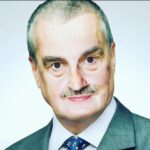 Eva Holubová Instagram - 1.prispevek: Mam rymu, jsem vycerpana, postonavam, mam den na to se uzdravit, zitra opet na znackach a v poklusu. Ale ted zvysena teplota, nachlazeni, bolesti svalu davaji pravo se valet a odpocivat. Poustim si vsechny dily Pana prstenu. Miluju to, kvuli te uskechtile cti Aragorna, Gandalfa, Froda a Sama, Legolase, Arwen…Jsem povznesena prave natolik, abych Vam zde naposledy rekla, ze nepodporuju Adama Holuba jako sveho syna, i kdyz jsem na neho jako máma hrda. Podporuju ho, jako jsem podporovala vsechny, o nichz jsem byla presvedcena, ze budou uzitecni, protoze na to maji, jak vzdelani, inteligenci a schopnosti i mravni kredikt. Jsem hrda, ze moje deti mezi takove lidi patri. A ze si nasli partnery, s nimiz jsme v mhoha politickych vecech zajedno. Jsem rada, ze se zajimaji o politiku, o budoucnost planety. Ale i o potrebne a valkou suzivane lidstvo. Uz mi nepiste o nasich rodinych vazbach, piste klidne kriticky, vecne a konkretne. Na obecne nadavky nebude odpovidano, sproste a vulgarni budou hlaseny. A ted koutky nahoru😂