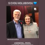 Eva Holubová Instagram - 1.prispevek: Mam rymu, jsem vycerpana, postonavam, mam den na to se uzdravit, zitra opet na znackach a v poklusu. Ale ted zvysena teplota, nachlazeni, bolesti svalu davaji pravo se valet a odpocivat. Poustim si vsechny dily Pana prstenu. Miluju to, kvuli te uskechtile cti Aragorna, Gandalfa, Froda a Sama, Legolase, Arwen…Jsem povznesena prave natolik, abych Vam zde naposledy rekla, ze nepodporuju Adama Holuba jako sveho syna, i kdyz jsem na neho jako máma hrda. Podporuju ho, jako jsem podporovala vsechny, o nichz jsem byla presvedcena, ze budou uzitecni, protoze na to maji, jak vzdelani, inteligenci a schopnosti i mravni kredikt. Jsem hrda, ze moje deti mezi takove lidi patri. A ze si nasli partnery, s nimiz jsme v mhoha politickych vecech zajedno. Jsem rada, ze se zajimaji o politiku, o budoucnost planety. Ale i o potrebne a valkou suzivane lidstvo. Uz mi nepiste o nasich rodinych vazbach, piste klidne kriticky, vecne a konkretne. Na obecne nadavky nebude odpovidano, sproste a vulgarni budou hlaseny. A ted koutky nahoru😂