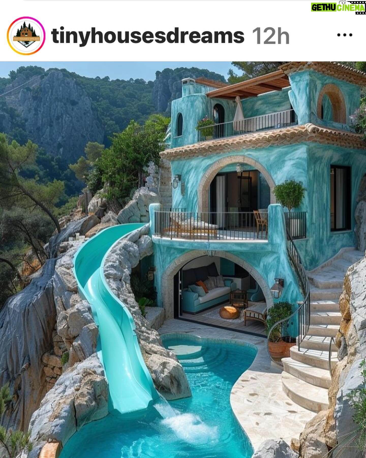 Eva Holubová Instagram - Noc nic moc, nemohla jsem usnout, kdyz uz konecne, tak hnusny sny. Аle obrovsky!!! Cim to zajist? Nejakou legracni vzpominkou!! Kdo ma rad more, kouknete na vyber domecku a napiste, ktery byste brali a proc, tedy vy, komuz se chce. Dovedete si tam sebe predstavit? Jeste k prvni fotce. Pred lety jsem rezirovala ve @studio.dva Gogolova Revizora. Na snimku vidite, jak predehravam kolegyni Zuze Kronerove, jak ji bude Chlestakov svadet. Po mne si to zkusila Zuza, pak zase ja, a tak dokola. Z vyrazu Krystofa Hadka je patrne, ze zkouseni muze byti vycerpavajichi.😂❤️👍🏿🕊