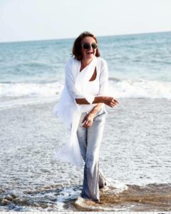 Eva Holubová Instagram - Vidim to jako dnes. Jedno z nasich prvnich foceni. Sicilia, mare, sole, vento, @holu_ka a ja. Oblekla mne do kalhot od kostymu, ktery dostala od Mathildy Nosticove, zavezla na temer prazdnou plaz, spolecnost nam delalo pouze nekolik racku. V dali hrala z male plazove hospůdky hudba. Kaja mi rekla, uvolni se, jako bych tu nebyla, podej se atmosfere. Bylo mi prekrasne, byla jsem o 10 let mladsi a o 20 kg lehci. Tech deset let nezvratim, ale tech 20 kg bych se zbavit chtela. Kaja mne navrhla, at zkusim krabickovou dietu. Mate s tim nejake zkusenosti? Napiste mi sem nebo do zprav🙏🙏🙏.