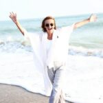 Eva Holubová Instagram - Vidim to jako dnes. Jedno z nasich prvnich foceni. Sicilia, mare, sole, vento, @holu_ka a ja. Oblekla mne do kalhot od kostymu, ktery dostala od Mathildy Nosticove, zavezla na temer prazdnou plaz, spolecnost nam delalo pouze nekolik racku. V dali hrala z male plazove hospůdky hudba. Kaja mi rekla, uvolni se, jako bych tu nebyla, podej se atmosfere. Bylo mi prekrasne, byla jsem o 10 let mladsi a o 20 kg lehci. Tech deset let nezvratim, ale tech 20 kg bych se zbavit chtela. Kaja mne navrhla, at zkusim krabickovou dietu. Mate s tim nejake zkusenosti? Napiste mi sem nebo do zprav🙏🙏🙏.