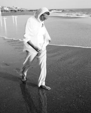 Eva Holubová Instagram - Vidim to jako dnes. Jedno z nasich prvnich foceni. Sicilia, mare, sole, vento, @holu_ka a ja. Oblekla mne do kalhot od kostymu, ktery dostala od Mathildy Nosticove, zavezla na temer prazdnou plaz, spolecnost nam delalo pouze nekolik racku. V dali hrala z male plazove hospůdky hudba. Kaja mi rekla, uvolni se, jako bych tu nebyla, podej se atmosfere. Bylo mi prekrasne, byla jsem o 10 let mladsi a o 20 kg lehci. Tech deset let nezvratim, ale tech 20 kg bych se zbavit chtela. Kaja mne navrhla, at zkusim krabickovou dietu. Mate s tim nejake zkusenosti? Napiste mi sem nebo do zprav🙏🙏🙏.