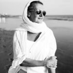 Eva Holubová Instagram - Vidim to jako dnes. Jedno z nasich prvnich foceni. Sicilia, mare, sole, vento, @holu_ka a ja. Oblekla mne do kalhot od kostymu, ktery dostala od Mathildy Nosticove, zavezla na temer prazdnou plaz, spolecnost nam delalo pouze nekolik racku. V dali hrala z male plazove hospůdky hudba. Kaja mi rekla, uvolni se, jako bych tu nebyla, podej se atmosfere. Bylo mi prekrasne, byla jsem o 10 let mladsi a o 20 kg lehci. Tech deset let nezvratim, ale tech 20 kg bych se zbavit chtela. Kaja mne navrhla, at zkusim krabickovou dietu. Mate s tim nejake zkusenosti? Napiste mi sem nebo do zprav🙏🙏🙏.