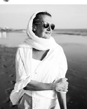 Eva Holubová Instagram - Vidim to jako dnes. Jedno z nasich prvnich foceni. Sicilia, mare, sole, vento, @holu_ka a ja. Oblekla mne do kalhot od kostymu, ktery dostala od Mathildy Nosticove, zavezla na temer prazdnou plaz, spolecnost nam delalo pouze nekolik racku. V dali hrala z male plazove hospůdky hudba. Kaja mi rekla, uvolni se, jako bych tu nebyla, podej se atmosfere. Bylo mi prekrasne, byla jsem o 10 let mladsi a o 20 kg lehci. Tech deset let nezvratim, ale tech 20 kg bych se zbavit chtela. Kaja mne navrhla, at zkusim krabickovou dietu. Mate s tim nejake zkusenosti? Napiste mi sem nebo do zprav🙏🙏🙏.