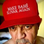 Eva Holubová Instagram - Tak jsem vcera pri tom nataceni s @ctvrtniczech omladla. Nemam ted na mysli Jednu rodinu, ale uplne jiny projekt. Ale proc to pisu. Lék a obrana proti blbcum, nepriznivemu osudu, strachu ze samoty, strachu z cehokoliv je, zapojit se do projektu bezvadnych lidi, stat se jednim z nich, uzit si to, vysmat se zlu, ale nebat se udelat si srandu ani z dobra. A nekdy blbce ani necist, neposlouchat, hlavne se jimi nenechat rozhodit. Naopak nechat do sebe proudit dobrou energii, snazit se ji i vysilat, vzdyt zivot je tak krasnej. Mam radost z poslednich volebnich pruzkumu. Gratuluju @stan.cz , ale i @spolu_koalice a @pirati.cz . Pribyva nas tech, kteri neskaci na kecy prolhanycj populistu. Nejsem uplne v pohode se vsim, co produkuje soucasna vlada, jsou v ni tací, kteri by tam byt nemeli, ale i taci, co nejsou spatni. Jsem stastna, ze tam v teto dobe nejsou prokremelsti lokajove. Jeste je tak dostat z PS ČR a nepustit je škodit do EU. Tak ja si pujdu zacvicit na zahradku a pak do prace. ❤️✋🏽🙏👍🏿