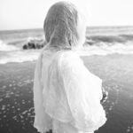 Eva Holubová Instagram - Vidim to jako dnes. Jedno z nasich prvnich foceni. Sicilia, mare, sole, vento, @holu_ka a ja. Oblekla mne do kalhot od kostymu, ktery dostala od Mathildy Nosticove, zavezla na temer prazdnou plaz, spolecnost nam delalo pouze nekolik racku. V dali hrala z male plazove hospůdky hudba. Kaja mi rekla, uvolni se, jako bych tu nebyla, podej se atmosfere. Bylo mi prekrasne, byla jsem o 10 let mladsi a o 20 kg lehci. Tech deset let nezvratim, ale tech 20 kg bych se zbavit chtela. Kaja mne navrhla, at zkusim krabickovou dietu. Mate s tim nejake zkusenosti? Napiste mi sem nebo do zprav🙏🙏🙏.