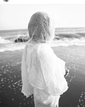 Eva Holubová Instagram - Vidim to jako dnes. Jedno z nasich prvnich foceni. Sicilia, mare, sole, vento, @holu_ka a ja. Oblekla mne do kalhot od kostymu, ktery dostala od Mathildy Nosticove, zavezla na temer prazdnou plaz, spolecnost nam delalo pouze nekolik racku. V dali hrala z male plazove hospůdky hudba. Kaja mi rekla, uvolni se, jako bych tu nebyla, podej se atmosfere. Bylo mi prekrasne, byla jsem o 10 let mladsi a o 20 kg lehci. Tech deset let nezvratim, ale tech 20 kg bych se zbavit chtela. Kaja mne navrhla, at zkusim krabickovou dietu. Mate s tim nejake zkusenosti? Napiste mi sem nebo do zprav🙏🙏🙏.