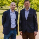 Eva Holubová Instagram - Vysíláme Adama Holuba do Evropy. 🇪🇺 Snad se nám bude vracet jen se samými dobrými zprávami! Volby do EP už 7. - 8. června. Přijďte rozhodnout, kdo bude Evropu tvořit a ne bořit. ✌🏻