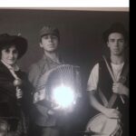 Eva Holubová Instagram - Nemuzu spat, nic noveho, reknete si, ale ja brzy vstavam a tocim. Nechci prasek, posloucham rozhlasoveou cetbu, nesoustredim se, nevnimam. Modlim se, ale jsem duchem mimo. Musim se smat, vcera jsem rozdavala “moudra”, dneska? Chybi kousek a jsem v prdeli. Co ted, co ted? Plany do budoucna? Neni radno je vybalovat, kdyz na dvere zlehka klepou uzkost se strachem. A co vzpominky? To je ono, zalovim v archivu a je to cas, kdy jsem na Divadelni pouti zpivala jako matka v Rodine Vanove kramarske pisnicky. No, zpocatku jsem mela obrovskou,ale obrovskou tremu, ktera prechazela az do strachu. Nemela jsem tehdy svou rodinu, jak jsem popsala minule, tak mi tahle poutova vlezla pod kuzi. A pomalu se ze zpevacky kramarskych pisni stala Margit Paloma/ matka Vanova, ktera vaří pro svou rodinu a obcas si odbehne na male jevistatko. A ma otevrenou naruc pro vsechny, kdo nemeli domov, jaky by potrebovali. Kdyz jsme se rozlozili na Strelaku, nekteri nasi stamgasti uz si tam hned prinesli spacak. Byla to doba lamani chleba, doba 86-91, tedy tak nejak. Dekuju, dekuju, dekuju. 😂❤️👏🏿