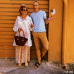 Eva Holubová Instagram - Ja se letos tesim na Sicilii, ja se tam tesim vzdycky, ale pokazdy mam pocit, ze ten rok uplne nejvic. Bude opravena dalsi cast domu, budeme se s @iammatejpaprciak a s @holu_ka pripravovat na zkouseni nove hry do @studio.dva . Budeme si uzivat chvile vzajemnosti bez zbesileho pravovniho nasazeni. Hedlo Sicilanu je “piano, piano”. Zemekoule se tady toci pomaleji. Dnes opet nesvetim nedeli!!! Tam vzdycky zajdu do kostela. Tady si, nez jdu spat, obvykle poustim msi od Nejsvetejsiho Salvatora, tedy Tomase Halika. Neni to spatny, ale citim, ze volna NEDĚLE mi chybi. Vsimli jste si, ze tento den v tydnu ma v ruznych jazycich ruzny vyznam? U nas nam oznamuje, ze se nedela.Italove ji rikaji Domenica, tedy den PÁNA, Rusové воскресенье- vzkříšení. Mate nejake takove dalsi priklady? Podelte se🙏. 😂❤️🕊