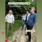 Eva Holubová Instagram - Ja se omlouvam, nestacim odpovidat na Vase reakce a pod minulymi prispevky, nestacim je ani vsechny cist, ja nestiham ani davat svoje nove. Byla jsem s @holu_ad celkem 3x na vyjezdu do regionu, vic mi to moje pracovni nasazeni nedovolilo, ale vzdycky to stalo zato. Prekvapi Vas, ze tam nejezdim specialne proto, abych ho podporila, ale abych taky poznala zivot v ruznych koutech nasi uzasny zeme. Jasne, ze jsou zajimave i besedy s mistnimi obcany, ale pro mne je obrovskym prinosem dozvidat se nejenom, co si moji spoluobcane mysli, ale jak se jejich mysleni promita do zivota. Ucastnila jsem se vyjezdu na Litomericko, do Krkonosskeho podhuri a do Zlinskeho kraje. O kazdem Vam napisu, delala jsem si poznamky, nabrala ruzne prospekty, jenom k tomu potrebuju klid a cas. Ale o jedno se musim podelit uz ted. MAME V NASI ZEMI UZASNE LIDI, UZASNE. OCHRANA ZIVOTNIHO PROSTREDI, ZAJEM O PROBLEMY NASICH OBCANU U NICH NENI FRAZE, ONI HO ZIJOU. A je to uzitetecny, sofistikovany a radostny zivot. Nerikam, ze vzdycky snadny a pohodlny, ale tolik potrebny pro nasi zemi, kontinent, na nemz se nachazi, pro celou Matku Zemi. Ted si mozna porukate na hlavu, ale pred lety mi pri jednom nataceni rekl kolega Jiri Schmitzer: “lidstvo je v prdeli, my splachujeme svoje hovna PITNOU vodou a jinde zmiraji lide zizni”. Rekla jsem to doma, muj muz se zamyslel a od te doby doma “kyblujeme”, proste splachujeme vodou po koupani.😳😂. Navstevy se vzdy podivi: “vy mate zase rozbity zachod”? Ja se tim totiz moc nechlubim, ale mela bych. 😂Prespavali jsme v dome, kde se splachuje destovou vodou, sprchujete vodou ohrejvanou solarnimi panely, tepelna izolace je ze slamy… Jinde jsme zase byli na prochazce v lese, ktery si spolecne koupili obcane a udelali z neho soukromou chranenou rezervaci. Onde zase sedlak, ktery uzasne ekonomicky a vynisne hospodari, zaklada zpatky vyklucene meze tam, kde drive byli, buduje tune vyuzitim te nechvalne meriolizace, kterou nasi zem nesetrne zaneslo socialisticke hospodareni za podpory sovetskych “expertu”. A v tech mezich se uz zabydleli ptaci a v tech tunich vodni ptactvo i dalsi zivocichove. A dalsi!!! Mne se to sem vsechno nevejdeeee!!!😔