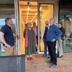Eva Holubová Instagram - Kampan vrcholi a priostruje, a ja jedu hrat na Slovensko a projizdim krajem, kde jsme byli minuly tyden na vyjezdu s @holu_ad a @holu_ka . A uz si pobrukuju “Horenka Chabova kebys bola moja”. Ty silne pozitivni zazitky mi nakazuji opustit posledni predvolebni plivanice a strkanice. Chci vas seznamovat s misty, ktera na mne zapusobila, potvrdila mou lasku k zivotu a viru v lidskou pospolitost. KLOBOUCKÁ LESNÍ sro. Jeji administrativni budova by mela patrit mezi divy sveta. A patri, aspon toho naseho, maleho, moravskoceskeho. Najdete si na internetu, maji krasne stranky. Maji lesy, maji drevo, maji napady, maji odvahu, maji stroje. Vyrobi vam domecek, ktery se da slozit a zase rozlozit kdekoliv je potreba. Nedelam reklamu, oni ji nepotrebuji, maji dost poptavek. Ani to neni placene partnerstvi, i kdyz s Partnerstvim to souvisi. S Nadaci Partnerstvi- Společně pro lidi a prirodu. Tahle nadace pomaha lidem, kteri chteji vracet do krajiny zelen, vodni plochy, atd. schanet granty z EU. Ale ma i jine projekty, hodne ty osvetove a vzdelavaci. Podivejte se na jejich stranky. Mirek Kundrata (strategicky reditel nadace) a jeho zena Alenka jsou lide, u nichz mate pocit, ze je znate od nepaměti, je vam s nimi dobre, jako na horach , v lese nebo u more..proste jako kdyz jste v prirode. Jsem stastna, ze nas zavezli do Kloboucke lesni sro. Videt pohromade vyrobni podnik, ktery prosperuje, tedy VYDELAVA, ktery funguje na udrzitelnych zdrojích a ktery ma aminiszrativni a spolecenskou budovu srovnatelnou s krasou kterehokoliv z divu Sveta. Jsem rada, ze jsem poznala Vojtu Dorňáka, letos nominovaneho na cenu Josefa Vavrouska. Je treba se obklopovat krasou, je treba se obklopovat pozitivnimi lidmi, je treba s nimi spolupracovat ci se od nich inspirovat. ❤️🙏😂✌🏻🕊🇨🇿👍🏿👏🏿