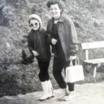 Eva Holubová Instagram - Vcera v Trutnove opet uzasna HOLUBICE-DCERA A MATKA ROKU. Opet otazky typu z ceho cerpat silu, jak si udrzet pohodu, harmonii. Mate-li stesti , tak to muze byt rodina. Ale to neni samozrejmost, jednak ji nemusite mit a verte, ze sakra vim, o cem mluvim, a za druhe se nemusi povest. K prvnimu bodu-v 25 letech mi umrela maminka a za dva roky po ni tatinek. Ja schvalne pouzivam umrela, protoze ona neodesla, je se mnou cely muj zivot, ano, v jine dimenzi, ale to jsem si uvedomila pozdeji. Kdyz mi citlive doktor v nemocnici oznamil: “Marie Holubova? Ta je mrtva!” , zhroutil se mi Svet. A tatovi to urychlilo demenci. Razem mne zivot vyhodil ze “skleniku” na mraz a s temer 70ti letym ditetem na krku. A pak nasledovalo temer 10 let bez rodiny. Ani partnerske vztahy tou dobou nebyly ty nejlepsi. Co ted? Nekdo se uzavre do sebe, ja si pomalu zacala vytvaret jakousi smecku, ale co treba na Vanoce?!?Ruzne jsem je travila u pratel, byka jsem jim moc vdecna, ale zaroven jsem mela pocit, ze “parazituju”. Nechovali se tak ke mne, to mne to tak prislo. “Janinka” z Karafiatovych Broucku, pamatujete? Ale ta do te rodiny patrila, nemela manzela a deti, ale vsichni ji brali jako tetinku, ktera zije sama. A hlavne, stykali se bezne a kazdodenne. Ja jsem zmenila uhel pohledu na samotu. Prestala jsem v ni videt opustenost, uvidela jsem v ni svobodu. A na posledni Vanoce jsem nesla “do rodiny”, ale do hospody, na Malou Stranu ke Sluncum. Byli jsme tam sami , co ziji singl. A byla to takova sila a krasa, uprimnost a srdecnost. A ze to byla skvadra, sami podivín vedle podivínky. Ale byly to svou podstatou opravdicky Vanoce. Narodilo se nam Děťátko a my se radovali. Spasitel byl mezi nami a v nas a my se mu klaneli. Ale nez jsem se stacila tesit na pristi Vanoce, vstoupil mi do zivota on se svou rodinou a za nedlouho vy dva. No, to jsem nebyla daleko od toho, ze se zblaznim stestim. Musela jsem byt nesnesitelna. 😂❤️✋🏽✌🏻🕊👏🏿