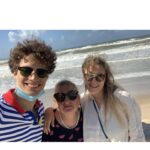 Eva Holubová Instagram - Vcera v Trutnove opet uzasna HOLUBICE-DCERA A MATKA ROKU. Opet otazky typu z ceho cerpat silu, jak si udrzet pohodu, harmonii. Mate-li stesti , tak to muze byt rodina. Ale to neni samozrejmost, jednak ji nemusite mit a verte, ze sakra vim, o cem mluvim, a za druhe se nemusi povest. K prvnimu bodu-v 25 letech mi umrela maminka a za dva roky po ni tatinek. Ja schvalne pouzivam umrela, protoze ona neodesla, je se mnou cely muj zivot, ano, v jine dimenzi, ale to jsem si uvedomila pozdeji. Kdyz mi citlive doktor v nemocnici oznamil: “Marie Holubova? Ta je mrtva!” , zhroutil se mi Svet. A tatovi to urychlilo demenci. Razem mne zivot vyhodil ze “skleniku” na mraz a s temer 70ti letym ditetem na krku. A pak nasledovalo temer 10 let bez rodiny. Ani partnerske vztahy tou dobou nebyly ty nejlepsi. Co ted? Nekdo se uzavre do sebe, ja si pomalu zacala vytvaret jakousi smecku, ale co treba na Vanoce?!?Ruzne jsem je travila u pratel, byka jsem jim moc vdecna, ale zaroven jsem mela pocit, ze “parazituju”. Nechovali se tak ke mne, to mne to tak prislo. “Janinka” z Karafiatovych Broucku, pamatujete? Ale ta do te rodiny patrila, nemela manzela a deti, ale vsichni ji brali jako tetinku, ktera zije sama. A hlavne, stykali se bezne a kazdodenne. Ja jsem zmenila uhel pohledu na samotu. Prestala jsem v ni videt opustenost, uvidela jsem v ni svobodu. A na posledni Vanoce jsem nesla “do rodiny”, ale do hospody, na Malou Stranu ke Sluncum. Byli jsme tam sami , co ziji singl. A byla to takova sila a krasa, uprimnost a srdecnost. A ze to byla skvadra, sami podivín vedle podivínky. Ale byly to svou podstatou opravdicky Vanoce. Narodilo se nam Děťátko a my se radovali. Spasitel byl mezi nami a v nas a my se mu klaneli. Ale nez jsem se stacila tesit na pristi Vanoce, vstoupil mi do zivota on se svou rodinou a za nedlouho vy dva. No, to jsem nebyla daleko od toho, ze se zblaznim stestim. Musela jsem byt nesnesitelna. 😂❤️✋🏽✌🏻🕊👏🏿