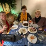 Eva Holubová Instagram - Vcera v Trutnove opet uzasna HOLUBICE-DCERA A MATKA ROKU. Opet otazky typu z ceho cerpat silu, jak si udrzet pohodu, harmonii. Mate-li stesti , tak to muze byt rodina. Ale to neni samozrejmost, jednak ji nemusite mit a verte, ze sakra vim, o cem mluvim, a za druhe se nemusi povest. K prvnimu bodu-v 25 letech mi umrela maminka a za dva roky po ni tatinek. Ja schvalne pouzivam umrela, protoze ona neodesla, je se mnou cely muj zivot, ano, v jine dimenzi, ale to jsem si uvedomila pozdeji. Kdyz mi citlive doktor v nemocnici oznamil: “Marie Holubova? Ta je mrtva!” , zhroutil se mi Svet. A tatovi to urychlilo demenci. Razem mne zivot vyhodil ze “skleniku” na mraz a s temer 70ti letym ditetem na krku. A pak nasledovalo temer 10 let bez rodiny. Ani partnerske vztahy tou dobou nebyly ty nejlepsi. Co ted? Nekdo se uzavre do sebe, ja si pomalu zacala vytvaret jakousi smecku, ale co treba na Vanoce?!?Ruzne jsem je travila u pratel, byka jsem jim moc vdecna, ale zaroven jsem mela pocit, ze “parazituju”. Nechovali se tak ke mne, to mne to tak prislo. “Janinka” z Karafiatovych Broucku, pamatujete? Ale ta do te rodiny patrila, nemela manzela a deti, ale vsichni ji brali jako tetinku, ktera zije sama. A hlavne, stykali se bezne a kazdodenne. Ja jsem zmenila uhel pohledu na samotu. Prestala jsem v ni videt opustenost, uvidela jsem v ni svobodu. A na posledni Vanoce jsem nesla “do rodiny”, ale do hospody, na Malou Stranu ke Sluncum. Byli jsme tam sami , co ziji singl. A byla to takova sila a krasa, uprimnost a srdecnost. A ze to byla skvadra, sami podivín vedle podivínky. Ale byly to svou podstatou opravdicky Vanoce. Narodilo se nam Děťátko a my se radovali. Spasitel byl mezi nami a v nas a my se mu klaneli. Ale nez jsem se stacila tesit na pristi Vanoce, vstoupil mi do zivota on se svou rodinou a za nedlouho vy dva. No, to jsem nebyla daleko od toho, ze se zblaznim stestim. Musela jsem byt nesnesitelna. 😂❤️✋🏽✌🏻🕊👏🏿