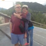 Eva Holubová Instagram - Vcera v Trutnove opet uzasna HOLUBICE-DCERA A MATKA ROKU. Opet otazky typu z ceho cerpat silu, jak si udrzet pohodu, harmonii. Mate-li stesti , tak to muze byt rodina. Ale to neni samozrejmost, jednak ji nemusite mit a verte, ze sakra vim, o cem mluvim, a za druhe se nemusi povest. K prvnimu bodu-v 25 letech mi umrela maminka a za dva roky po ni tatinek. Ja schvalne pouzivam umrela, protoze ona neodesla, je se mnou cely muj zivot, ano, v jine dimenzi, ale to jsem si uvedomila pozdeji. Kdyz mi citlive doktor v nemocnici oznamil: “Marie Holubova? Ta je mrtva!” , zhroutil se mi Svet. A tatovi to urychlilo demenci. Razem mne zivot vyhodil ze “skleniku” na mraz a s temer 70ti letym ditetem na krku. A pak nasledovalo temer 10 let bez rodiny. Ani partnerske vztahy tou dobou nebyly ty nejlepsi. Co ted? Nekdo se uzavre do sebe, ja si pomalu zacala vytvaret jakousi smecku, ale co treba na Vanoce?!?Ruzne jsem je travila u pratel, byka jsem jim moc vdecna, ale zaroven jsem mela pocit, ze “parazituju”. Nechovali se tak ke mne, to mne to tak prislo. “Janinka” z Karafiatovych Broucku, pamatujete? Ale ta do te rodiny patrila, nemela manzela a deti, ale vsichni ji brali jako tetinku, ktera zije sama. A hlavne, stykali se bezne a kazdodenne. Ja jsem zmenila uhel pohledu na samotu. Prestala jsem v ni videt opustenost, uvidela jsem v ni svobodu. A na posledni Vanoce jsem nesla “do rodiny”, ale do hospody, na Malou Stranu ke Sluncum. Byli jsme tam sami , co ziji singl. A byla to takova sila a krasa, uprimnost a srdecnost. A ze to byla skvadra, sami podivín vedle podivínky. Ale byly to svou podstatou opravdicky Vanoce. Narodilo se nam Děťátko a my se radovali. Spasitel byl mezi nami a v nas a my se mu klaneli. Ale nez jsem se stacila tesit na pristi Vanoce, vstoupil mi do zivota on se svou rodinou a za nedlouho vy dva. No, to jsem nebyla daleko od toho, ze se zblaznim stestim. Musela jsem byt nesnesitelna. 😂❤️✋🏽✌🏻🕊👏🏿