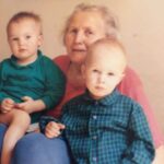 Eva Holubová Instagram - Vcera v Trutnove opet uzasna HOLUBICE-DCERA A MATKA ROKU. Opet otazky typu z ceho cerpat silu, jak si udrzet pohodu, harmonii. Mate-li stesti , tak to muze byt rodina. Ale to neni samozrejmost, jednak ji nemusite mit a verte, ze sakra vim, o cem mluvim, a za druhe se nemusi povest. K prvnimu bodu-v 25 letech mi umrela maminka a za dva roky po ni tatinek. Ja schvalne pouzivam umrela, protoze ona neodesla, je se mnou cely muj zivot, ano, v jine dimenzi, ale to jsem si uvedomila pozdeji. Kdyz mi citlive doktor v nemocnici oznamil: “Marie Holubova? Ta je mrtva!” , zhroutil se mi Svet. A tatovi to urychlilo demenci. Razem mne zivot vyhodil ze “skleniku” na mraz a s temer 70ti letym ditetem na krku. A pak nasledovalo temer 10 let bez rodiny. Ani partnerske vztahy tou dobou nebyly ty nejlepsi. Co ted? Nekdo se uzavre do sebe, ja si pomalu zacala vytvaret jakousi smecku, ale co treba na Vanoce?!?Ruzne jsem je travila u pratel, byka jsem jim moc vdecna, ale zaroven jsem mela pocit, ze “parazituju”. Nechovali se tak ke mne, to mne to tak prislo. “Janinka” z Karafiatovych Broucku, pamatujete? Ale ta do te rodiny patrila, nemela manzela a deti, ale vsichni ji brali jako tetinku, ktera zije sama. A hlavne, stykali se bezne a kazdodenne. Ja jsem zmenila uhel pohledu na samotu. Prestala jsem v ni videt opustenost, uvidela jsem v ni svobodu. A na posledni Vanoce jsem nesla “do rodiny”, ale do hospody, na Malou Stranu ke Sluncum. Byli jsme tam sami , co ziji singl. A byla to takova sila a krasa, uprimnost a srdecnost. A ze to byla skvadra, sami podivín vedle podivínky. Ale byly to svou podstatou opravdicky Vanoce. Narodilo se nam Děťátko a my se radovali. Spasitel byl mezi nami a v nas a my se mu klaneli. Ale nez jsem se stacila tesit na pristi Vanoce, vstoupil mi do zivota on se svou rodinou a za nedlouho vy dva. No, to jsem nebyla daleko od toho, ze se zblaznim stestim. Musela jsem byt nesnesitelna. 😂❤️✋🏽✌🏻🕊👏🏿