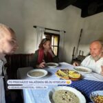 Eva Holubová Instagram - Ja se omlouvam, nestacim odpovidat na Vase reakce a pod minulymi prispevky, nestacim je ani vsechny cist, ja nestiham ani davat svoje nove. Byla jsem s @holu_ad celkem 3x na vyjezdu do regionu, vic mi to moje pracovni nasazeni nedovolilo, ale vzdycky to stalo zato. Prekvapi Vas, ze tam nejezdim specialne proto, abych ho podporila, ale abych taky poznala zivot v ruznych koutech nasi uzasny zeme. Jasne, ze jsou zajimave i besedy s mistnimi obcany, ale pro mne je obrovskym prinosem dozvidat se nejenom, co si moji spoluobcane mysli, ale jak se jejich mysleni promita do zivota. Ucastnila jsem se vyjezdu na Litomericko, do Krkonosskeho podhuri a do Zlinskeho kraje. O kazdem Vam napisu, delala jsem si poznamky, nabrala ruzne prospekty, jenom k tomu potrebuju klid a cas. Ale o jedno se musim podelit uz ted. MAME V NASI ZEMI UZASNE LIDI, UZASNE. OCHRANA ZIVOTNIHO PROSTREDI, ZAJEM O PROBLEMY NASICH OBCANU U NICH NENI FRAZE, ONI HO ZIJOU. A je to uzitetecny, sofistikovany a radostny zivot. Nerikam, ze vzdycky snadny a pohodlny, ale tolik potrebny pro nasi zemi, kontinent, na nemz se nachazi, pro celou Matku Zemi. Ted si mozna porukate na hlavu, ale pred lety mi pri jednom nataceni rekl kolega Jiri Schmitzer: “lidstvo je v prdeli, my splachujeme svoje hovna PITNOU vodou a jinde zmiraji lide zizni”. Rekla jsem to doma, muj muz se zamyslel a od te doby doma “kyblujeme”, proste splachujeme vodou po koupani.😳😂. Navstevy se vzdy podivi: “vy mate zase rozbity zachod”? Ja se tim totiz moc nechlubim, ale mela bych. 😂Prespavali jsme v dome, kde se splachuje destovou vodou, sprchujete vodou ohrejvanou solarnimi panely, tepelna izolace je ze slamy… Jinde jsme zase byli na prochazce v lese, ktery si spolecne koupili obcane a udelali z neho soukromou chranenou rezervaci. Onde zase sedlak, ktery uzasne ekonomicky a vynisne hospodari, zaklada zpatky vyklucene meze tam, kde drive byli, buduje tune vyuzitim te nechvalne meriolizace, kterou nasi zem nesetrne zaneslo socialisticke hospodareni za podpory sovetskych “expertu”. A v tech mezich se uz zabydleli ptaci a v tech tunich vodni ptactvo i dalsi zivocichove. A dalsi!!! Mne se to sem vsechno nevejdeeee!!!😔