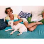 Eva Holubová Instagram - Dostavam ruzne otazky. Nektere se opakuji. V posledni dobe mne zaujala jedna. “KDE BERETE SÍLU?” Jsem priserne unavena, prace na zahrade ci v domacnosti stoji, tak jsem se nad tim sama zamyslela. Oteviram na toti tema novy serial: KDE BEREME SILU. Pridate se? 🙏pojdme se vzajemne inspirovat. Jednim z takovych nabijecu, jsou pro mne zvirata. V soucasne dobe mozna tim hlavnim, nebot nejsem ani schopna cist. Jake je Vase nejoblibenejsi zvire? Nemyslim ale pouze druh, myslim konkretniho partaka. Ja mam v soucasne dobe tri. Bellu, Ellu a Paťáka. Vsechno “kamaradi ze psi ctvrti”. Jsou na 1. miste, nemusim jim nic vysvetlovat, k nicemu je nutit, o nic se neprosit. Ted jsou u nas vsichni tri, a tak se mnohem vice snazi zaujmout. Ale ja nejsem jenom pejskar. Stejne misto u mne zaujimaji kocka a kone. Kocky jsem mela, kone nikoliv. A pak taky kralicci a ptacci, opicky, lvi, sloni, atd. Co znamenaji pro Vas?😂❤️