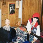 Eva Holubová Instagram - Vcera v Trutnove opet uzasna HOLUBICE-DCERA A MATKA ROKU. Opet otazky typu z ceho cerpat silu, jak si udrzet pohodu, harmonii. Mate-li stesti , tak to muze byt rodina. Ale to neni samozrejmost, jednak ji nemusite mit a verte, ze sakra vim, o cem mluvim, a za druhe se nemusi povest. K prvnimu bodu-v 25 letech mi umrela maminka a za dva roky po ni tatinek. Ja schvalne pouzivam umrela, protoze ona neodesla, je se mnou cely muj zivot, ano, v jine dimenzi, ale to jsem si uvedomila pozdeji. Kdyz mi citlive doktor v nemocnici oznamil: “Marie Holubova? Ta je mrtva!” , zhroutil se mi Svet. A tatovi to urychlilo demenci. Razem mne zivot vyhodil ze “skleniku” na mraz a s temer 70ti letym ditetem na krku. A pak nasledovalo temer 10 let bez rodiny. Ani partnerske vztahy tou dobou nebyly ty nejlepsi. Co ted? Nekdo se uzavre do sebe, ja si pomalu zacala vytvaret jakousi smecku, ale co treba na Vanoce?!?Ruzne jsem je travila u pratel, byka jsem jim moc vdecna, ale zaroven jsem mela pocit, ze “parazituju”. Nechovali se tak ke mne, to mne to tak prislo. “Janinka” z Karafiatovych Broucku, pamatujete? Ale ta do te rodiny patrila, nemela manzela a deti, ale vsichni ji brali jako tetinku, ktera zije sama. A hlavne, stykali se bezne a kazdodenne. Ja jsem zmenila uhel pohledu na samotu. Prestala jsem v ni videt opustenost, uvidela jsem v ni svobodu. A na posledni Vanoce jsem nesla “do rodiny”, ale do hospody, na Malou Stranu ke Sluncum. Byli jsme tam sami , co ziji singl. A byla to takova sila a krasa, uprimnost a srdecnost. A ze to byla skvadra, sami podivín vedle podivínky. Ale byly to svou podstatou opravdicky Vanoce. Narodilo se nam Děťátko a my se radovali. Spasitel byl mezi nami a v nas a my se mu klaneli. Ale nez jsem se stacila tesit na pristi Vanoce, vstoupil mi do zivota on se svou rodinou a za nedlouho vy dva. No, to jsem nebyla daleko od toho, ze se zblaznim stestim. Musela jsem byt nesnesitelna. 😂❤️✋🏽✌🏻🕊👏🏿