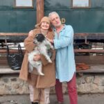Eva Holubová Instagram - Dostavam ruzne otazky. Nektere se opakuji. V posledni dobe mne zaujala jedna. “KDE BERETE SÍLU?” Jsem priserne unavena, prace na zahrade ci v domacnosti stoji, tak jsem se nad tim sama zamyslela. Oteviram na toti tema novy serial: KDE BEREME SILU. Pridate se? 🙏pojdme se vzajemne inspirovat. Jednim z takovych nabijecu, jsou pro mne zvirata. V soucasne dobe mozna tim hlavnim, nebot nejsem ani schopna cist. Jake je Vase nejoblibenejsi zvire? Nemyslim ale pouze druh, myslim konkretniho partaka. Ja mam v soucasne dobe tri. Bellu, Ellu a Paťáka. Vsechno “kamaradi ze psi ctvrti”. Jsou na 1. miste, nemusim jim nic vysvetlovat, k nicemu je nutit, o nic se neprosit. Ted jsou u nas vsichni tri, a tak se mnohem vice snazi zaujmout. Ale ja nejsem jenom pejskar. Stejne misto u mne zaujimaji kocka a kone. Kocky jsem mela, kone nikoliv. A pak taky kralicci a ptacci, opicky, lvi, sloni, atd. Co znamenaji pro Vas?😂❤️