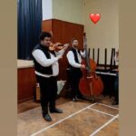 Eva Holubová Instagram - Ja se omlouvam, nestacim odpovidat na Vase reakce a pod minulymi prispevky, nestacim je ani vsechny cist, ja nestiham ani davat svoje nove. Byla jsem s @holu_ad celkem 3x na vyjezdu do regionu, vic mi to moje pracovni nasazeni nedovolilo, ale vzdycky to stalo zato. Prekvapi Vas, ze tam nejezdim specialne proto, abych ho podporila, ale abych taky poznala zivot v ruznych koutech nasi uzasny zeme. Jasne, ze jsou zajimave i besedy s mistnimi obcany, ale pro mne je obrovskym prinosem dozvidat se nejenom, co si moji spoluobcane mysli, ale jak se jejich mysleni promita do zivota. Ucastnila jsem se vyjezdu na Litomericko, do Krkonosskeho podhuri a do Zlinskeho kraje. O kazdem Vam napisu, delala jsem si poznamky, nabrala ruzne prospekty, jenom k tomu potrebuju klid a cas. Ale o jedno se musim podelit uz ted. MAME V NASI ZEMI UZASNE LIDI, UZASNE. OCHRANA ZIVOTNIHO PROSTREDI, ZAJEM O PROBLEMY NASICH OBCANU U NICH NENI FRAZE, ONI HO ZIJOU. A je to uzitetecny, sofistikovany a radostny zivot. Nerikam, ze vzdycky snadny a pohodlny, ale tolik potrebny pro nasi zemi, kontinent, na nemz se nachazi, pro celou Matku Zemi. Ted si mozna porukate na hlavu, ale pred lety mi pri jednom nataceni rekl kolega Jiri Schmitzer: “lidstvo je v prdeli, my splachujeme svoje hovna PITNOU vodou a jinde zmiraji lide zizni”. Rekla jsem to doma, muj muz se zamyslel a od te doby doma “kyblujeme”, proste splachujeme vodou po koupani.😳😂. Navstevy se vzdy podivi: “vy mate zase rozbity zachod”? Ja se tim totiz moc nechlubim, ale mela bych. 😂Prespavali jsme v dome, kde se splachuje destovou vodou, sprchujete vodou ohrejvanou solarnimi panely, tepelna izolace je ze slamy… Jinde jsme zase byli na prochazce v lese, ktery si spolecne koupili obcane a udelali z neho soukromou chranenou rezervaci. Onde zase sedlak, ktery uzasne ekonomicky a vynisne hospodari, zaklada zpatky vyklucene meze tam, kde drive byli, buduje tune vyuzitim te nechvalne meriolizace, kterou nasi zem nesetrne zaneslo socialisticke hospodareni za podpory sovetskych “expertu”. A v tech mezich se uz zabydleli ptaci a v tech tunich vodni ptactvo i dalsi zivocichove. A dalsi!!! Mne se to sem vsechno nevejdeeee!!!😔