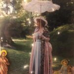 Eva Holubová Instagram - Miluju obdobi “fin de siecle”, tedy obdobi secese. Obzvlaste ve vytvarnem umeni, v architekture. Modu te doby, uzitkove predmety. Doba kocaru, korzetu, “honziku”, fiží a klobouku. Doba vynalezu, ale taky zmen ve spolecnosti, doba boje zen za volebni pravo. Nesmely jsme volit, dokazete si zo predstavit? Vsude okolo nas patriarchalni svet, psychiatri oznacovali naše citová rozpoložení za hysterii, menopauzu za “smrt zeny v zene”. Ani vlastneni majetku pro zeny nebyla samozrejmost. Nebylo samozrejme studium na vysokych skolach, panovnice v historii najdeme, ale clenky parlamentu, poradkyne kralu, kanclerky , soudkyne, starostky nikoliv. Co se stalo, ze jsme se posunuly smerem nahoru? Muzi nas tam nevytahli, to nase predchudkyne nas tam vydrapaly. A nebylo to jednoduche a bezbolestne. Uz i kvuli tomu, kvuli nim chodim poctive k volbam. Nestavim ženy nad muze, ale ani naopak. Ja jsem pro rovnost pohlavi, nikoliv za kazdou cenu a univerzalne. Vnimam mezi nimi ruznost, ale i presto vyznavam rovnost. “Ten umi to a ten zas tohle a vsichni dohromady udelame moc. Chytra zena= chytry muz= chytry clovek / osobnost. Blbec= blbka= hlupaci hlupačky. Znam dost muzu, kteri cti prava žen, znam ale i despoty( to byl muj tatinek), znam i muze tzv. “pod pantoflem”. Znam i zeny, ktere stoji proti emancipovanym zenam. Mela bys sedet doma a vytvaret zazemi pro rodinu, pro manzela. To vubec neni malo, ale musis se pro to rozhodnout, nikoliv byt odsouzena. Musi to byt poslanim, nikoliv trestem. A musi v tom byt zainteresovani oba partneri. Rada si vymyslim, predstavuju. Mam na to diky nespavosti dost prostoru. Ted mi bezi hlavou, co kdyby si zeny, ktere se rozhodly chodit k volbam vzaly pro tuto prilezitost klobouk na pocest zen, ktere nam pravo volit vybojovaly. A hodily to tam zodpovedne tomu, komu nejvic verime, at uz nas partner voli kohokoliv? Jo, rozhodnuto. Letos jdu k volbam v klobouku. 😂A udelam si z toho svatek rovnopravnosti. A uziju si to, ze muzu. Nenecham za sebe rozhodovat druhe. Tak a ja pomalu vstanu a dobalim si kufr, nebot za chvili odjizdime do Bardějova. 😂❤️🙏🕊✌🏻👍🏿