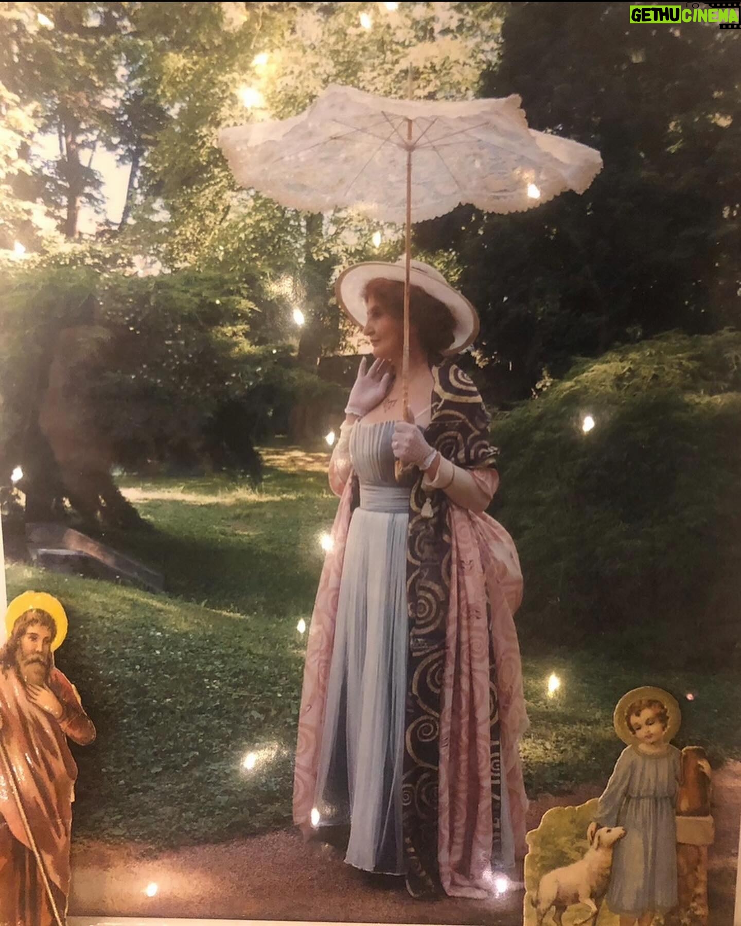 Eva Holubová Instagram - Miluju obdobi “fin de siecle”, tedy obdobi secese. Obzvlaste ve vytvarnem umeni, v architekture. Modu te doby, uzitkove predmety. Doba kocaru, korzetu, “honziku”, fiží a klobouku. Doba vynalezu, ale taky zmen ve spolecnosti, doba boje zen za volebni pravo. Nesmely jsme volit, dokazete si zo predstavit? Vsude okolo nas patriarchalni svet, psychiatri oznacovali naše citová rozpoložení za hysterii, menopauzu za “smrt zeny v zene”. Ani vlastneni majetku pro zeny nebyla samozrejmost. Nebylo samozrejme studium na vysokych skolach, panovnice v historii najdeme, ale clenky parlamentu, poradkyne kralu, kanclerky , soudkyne, starostky nikoliv. Co se stalo, ze jsme se posunuly smerem nahoru? Muzi nas tam nevytahli, to nase predchudkyne nas tam vydrapaly. A nebylo to jednoduche a bezbolestne. Uz i kvuli tomu, kvuli nim chodim poctive k volbam. Nestavim ženy nad muze, ale ani naopak. Ja jsem pro rovnost pohlavi, nikoliv za kazdou cenu a univerzalne. Vnimam mezi nimi ruznost, ale i presto vyznavam rovnost. “Ten umi to a ten zas tohle a vsichni dohromady udelame moc. Chytra zena= chytry muz= chytry clovek / osobnost. Blbec= blbka= hlupaci hlupačky. Znam dost muzu, kteri cti prava žen, znam ale i despoty( to byl muj tatinek), znam i muze tzv. “pod pantoflem”. Znam i zeny, ktere stoji proti emancipovanym zenam. Mela bys sedet doma a vytvaret zazemi pro rodinu, pro manzela. To vubec neni malo, ale musis se pro to rozhodnout, nikoliv byt odsouzena. Musi to byt poslanim, nikoliv trestem. A musi v tom byt zainteresovani oba partneri. Rada si vymyslim, predstavuju. Mam na to diky nespavosti dost prostoru. Ted mi bezi hlavou, co kdyby si zeny, ktere se rozhodly chodit k volbam vzaly pro tuto prilezitost klobouk na pocest zen, ktere nam pravo volit vybojovaly. A hodily to tam zodpovedne tomu, komu nejvic verime, at uz nas partner voli kohokoliv? Jo, rozhodnuto. Letos jdu k volbam v klobouku. 😂A udelam si z toho svatek rovnopravnosti. A uziju si to, ze muzu. Nenecham za sebe rozhodovat druhe. Tak a ja pomalu vstanu a dobalim si kufr, nebot za chvili odjizdime do Bardějova. 😂❤️🙏🕊✌🏻👍🏿