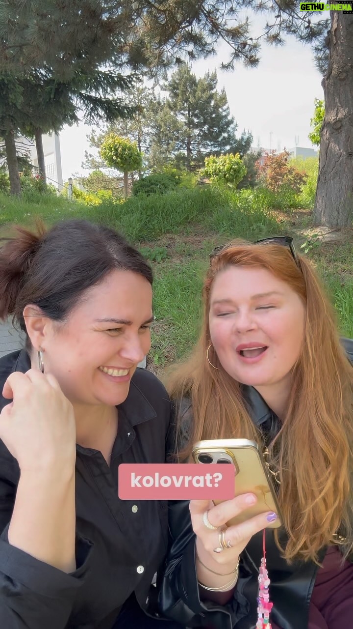 Eva Kramerová Instagram - Koložvár na krku ?! 😭 Nevadí ! Môže to byť láska 😂💗 ⚡️NOVÝ DIEL JE VONKU ⚡️ Pokračovanie skvelej témy : čo som si myslela keď som prvý krát uvidela svojho partnera ❤️🔥🚑🫰😉