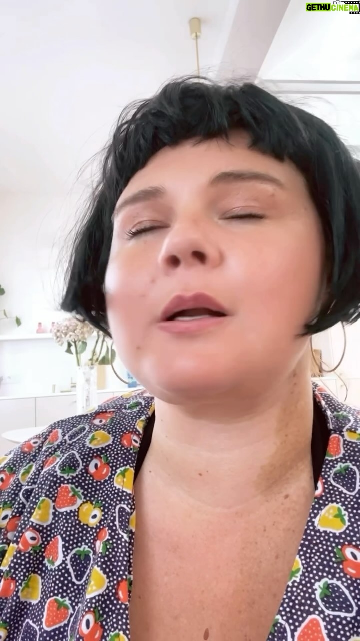 Eva Kramerová - 15K Likes - Maja s Gitou su veľké fanúšičky sladkého. Nervy ukludnit 😉 viete ako troška … poohovarat pri sladkom. Ako sa hovorí doma pečené, doma robené neplatí pri Banány Biele. Tie si dopriala celá Orava až taaaak, ze sa vypredali.
Neváhaj a strihni si novinku Banány Bile už ich je dostatok 😎
#StrihniSiNovinku #BananyBiele #StrihniSiOriginal #spolupraca