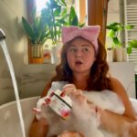 Eva Kramerová Instagram - 🥰 Keď vám do telefónu poviem že už som na ceste … v skutočnosti robim toto 😀pretože me time je dôležitý !💞✨🛀🏼🫧 Aktuálne sa chystám na našu Lajfku ✨ Moja vaňa je pre mňa sväté miesto. Miesto Kde rozijmam, kde sa učím texty, kde telefonujem, čítam, úradujem. @dove bath therapy s vôňou červeného pomaranča a rebarbory je obľúbenec tejto jesene plus obsahuje niacinamid, ktorý je známy ako vitamín krásy ( a to troška potrebujem 😀 ) Celu radu môžete dostať v @dm_slovensko