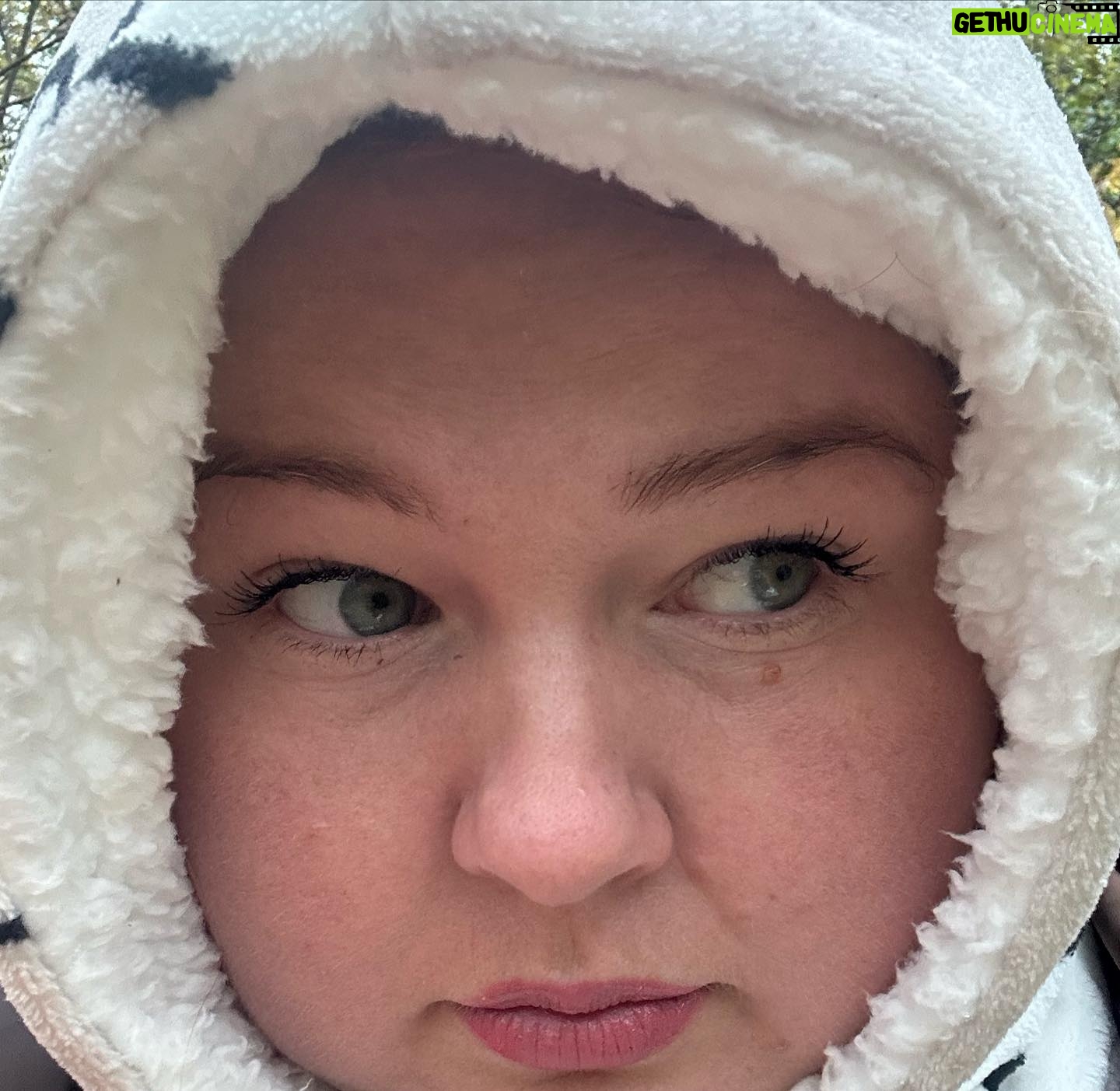 Eva Kramerová Instagram - Ja milujem ten pocit keď sa prekonám ! ✨🌧️💞 Akože ja citim potom takú vnútornú power že až ! Otužovanie, odpísať účtovníčke, Dohodnúť sa s kuriérom 😀 to sú všetky moje boje ktoré som dnes vyhrala 😭 pusinky spravte tento týždeň aspoň jednu vec do ktorej sa vám fakt že nechce … a potom bude magic ✨ Bozky … váše ginger ľadové medvieďa 🐻❄️