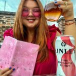 Eva Kramerová Instagram - Papulky leto končí ja dávam posledný ružový espresso tonic @kinleyczsk ale neskladám ružové okuliare lebo život cez túto optiku je oveľa láskavejší 😀 Žijem si svoj ružový život aj naďalej ! Dúfam že si kúsok ružovej radosti doprajete aj vy lebo život je ťažký a nám to proste sem tam treba 😀💞 #caspreseba #tvojcas #kinleytime #kinleyczsk #spolupraca