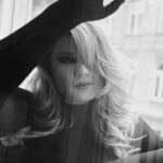 Eva Kramerová Instagram – 🌜❤️‍🔥✨
Dnes som išla do obchodu, pri vchode stál muž ktorý položobral… ja som akurat mala jeden moodswing takže som do obchodu vchádzala nadurdená a posledné čo som potrebovala je aby ma niekto otravoval ( zlá nálada bola spôsobená pokutou za parkovanie – čo už je v mojom živote štandard 🫠) 
Pán ku mne načahuje ruku, ja mam pripravenú vetu typu “nič nemám” a jediné s čím sa viem podeliť je mizerná nálada 🙄😀 Pán mi ale povedal “prosím vás kúpte mi koláčik” a tak som vošla do obchodu a povedala si že je nemožné s mojou postavou a láskou ku koláčom neempatizovať a asap som mu tie koláčiky kupila. Vyšla som z obchodu podala som mu “jeho nákup”  a kukala na statného pána ako si v kľude ďobká donuty❤️‍🔥🤌🏼 A tak som si z toho vykresala životné múdro … Že asi sa netreba báť želať si čo cheme … lebo aj keď to možno hneď nevyzerá nádejne, napokon to dostaneme 😀❤️‍🔥✨ … no alebo to ešte môže znamenať , že cukor  naozaj je najväčšia droga … vyberte si 😀 Bozky 😙
Ps: foto je z novej  @eva.hriesne.dobra dúfam že ju už máte :)