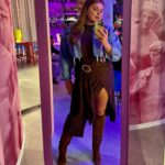 Eva Kramerová Instagram - ✨Hviezdičky🕊️90 percent času vyzerám ako mátoha👻 a som v teplákoch, nenalíčená a včera som bola tých svojich najlepších 10% aj klopkajdy som vytiahla 😀💞✨ a tak som si povedala že toto si zaslúži byť out there 😮‍💨 Akože treba sa ľúbiť každý deň ale včera som sa sebe lúbila o kúsok viac ✨🙄 Sebaláska v klopkajdách amen !