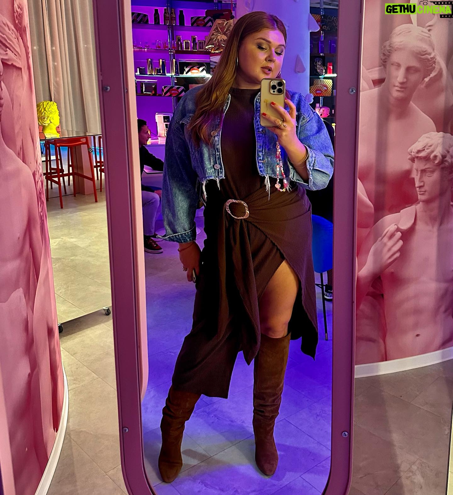 Eva Kramerová Instagram - ✨Hviezdičky🕊️90 percent času vyzerám ako mátoha👻 a som v teplákoch, nenalíčená a včera som bola tých svojich najlepších 10% aj klopkajdy som vytiahla 😀💞✨ a tak som si povedala že toto si zaslúži byť out there 😮💨 Akože treba sa ľúbiť každý deň ale včera som sa sebe lúbila o kúsok viac ✨🙄 Sebaláska v klopkajdách amen !