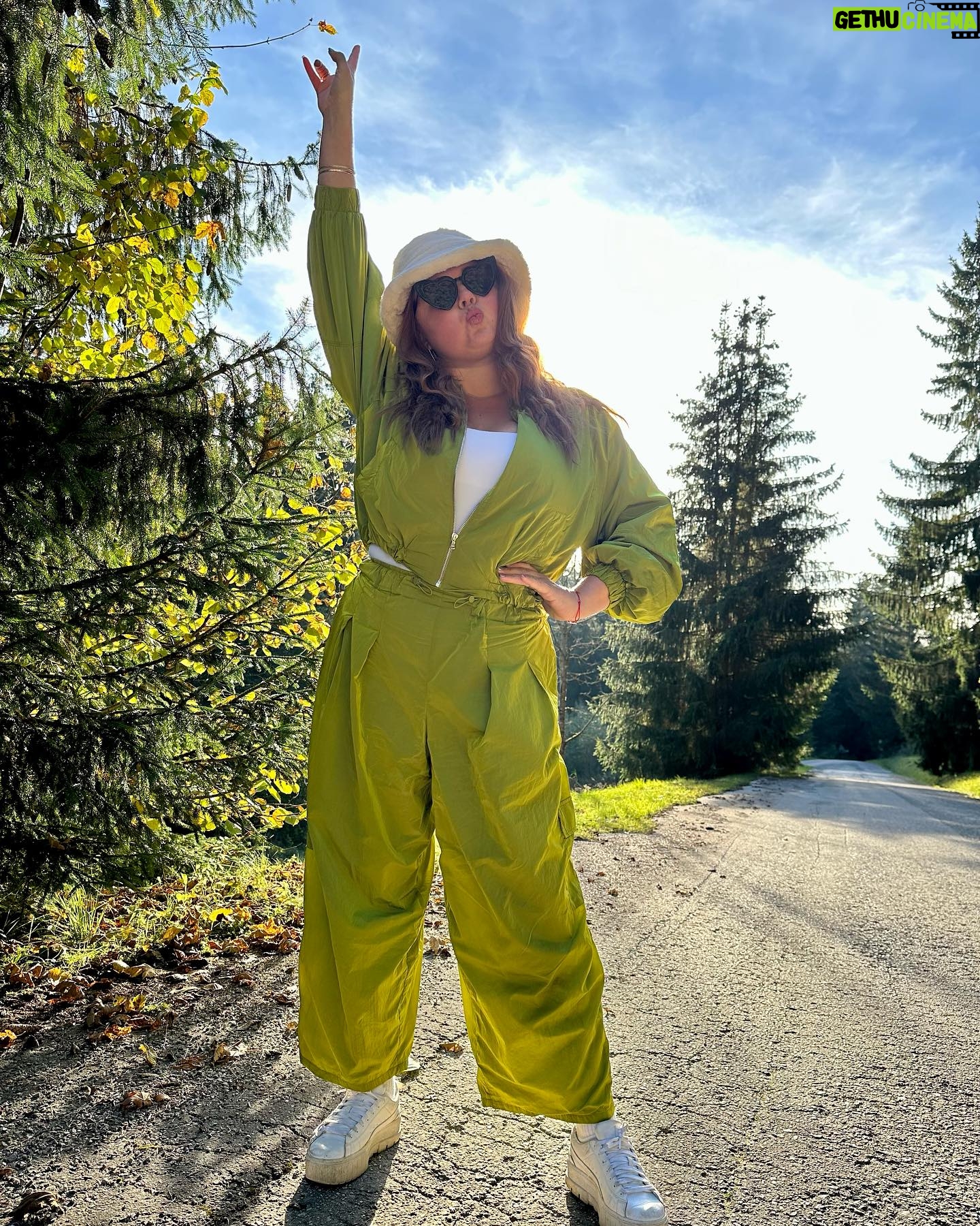 Eva Kramerová Instagram - Ajooj jeseň🍁🦌 ✨ toto je moj lesnícky look a som obsessed 🌳😀🍁😮💨🩷✨ #loveit#forestlook#ootd#green Inak túto kombinézu som kúpila minuly rok v oysho a klobúčik som nechtiac kúpila včera v tesku keď som išla kúpiť vajíčka 😀😀😀