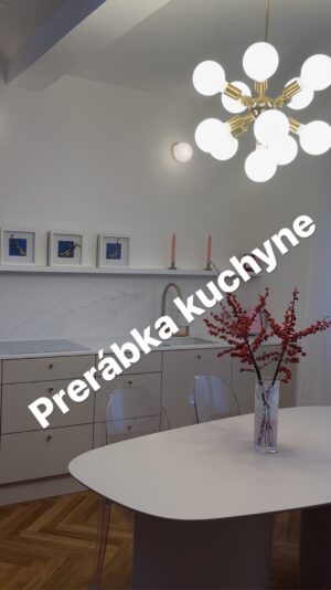 Eva Kramerová Instagram - ✨ Prerábka časť : kuchyňa ✨ 
Dokončujem svoj domov a svoje bezpečné miesto a súcitim s každým kto sa do akejkoľvek prerábky pustil 😭 je to neustále testovanie trpezlivosti a peňaženky hahah
Toto máte na inspo 🤍
Návrh @onomestudio - musím povedať že mať dizajnéra je absolútna pomoc lebo ja by som to bez nej nedala ani za 10 rokov 
Kuchyňa je od @vejo_nabytoknamieru 
Najkrajšie podľahy od @mega.parket 
Lampa @lavish_vintage_studio 
Stôl @mood_slovensko 
Stoličky mám staré a váza je od starej mamky ♥️
#kuchyňa#done#prerabka#neverendingstory#homedecor #beforeandafter #predapo #kitchen #decoração #designdeinteriores #interior#livingroom