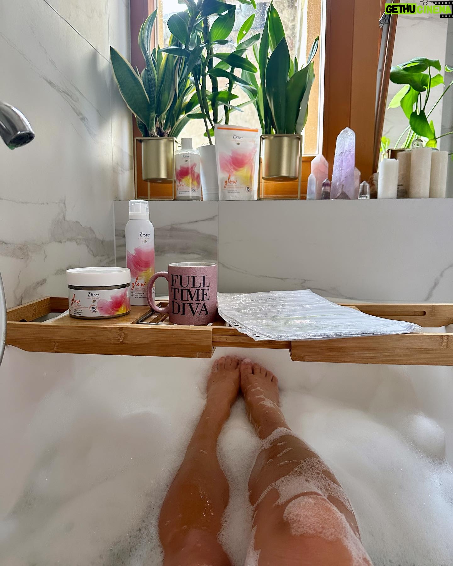 Eva Kramerová Instagram - 🥰 Keď vám do telefónu poviem že už som na ceste … v skutočnosti robim toto 😀pretože me time je dôležitý !💞✨🛀🏼🫧 Aktuálne sa chystám na našu Lajfku ✨ Moja vaňa je pre mňa sväté miesto. Miesto Kde rozijmam, kde sa učím texty, kde telefonujem, čítam, úradujem. @dove bath therapy s vôňou červeného pomaranča a rebarbory je obľúbenec tejto jesene plus obsahuje niacinamid, ktorý je známy ako vitamín krásy ( a to troška potrebujem 😀 ) Celu radu môžete dostať v @dm_slovensko