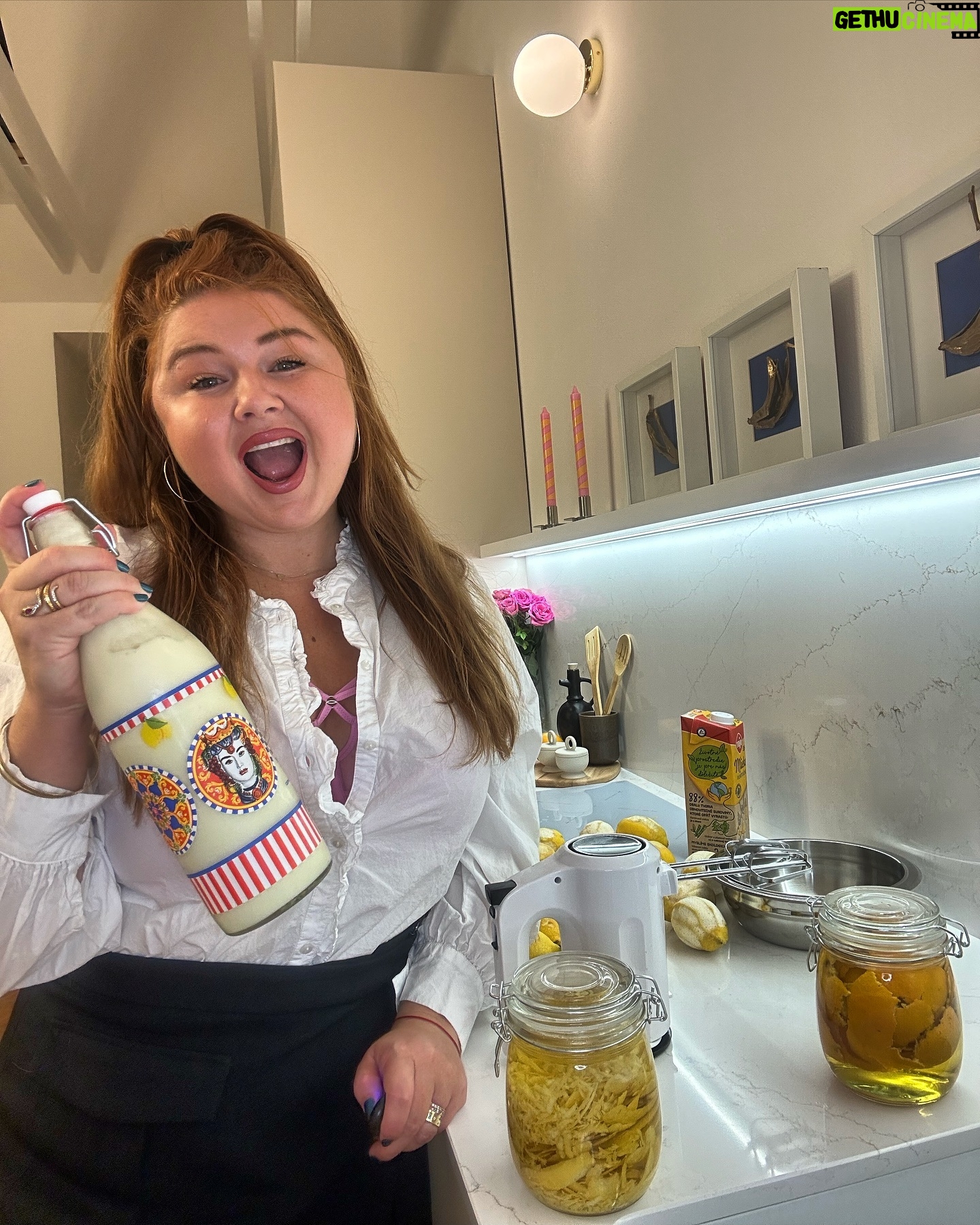Eva Kramerová Instagram - Ajoooj ✌🏼 Aha aká som šikovná 😀👩🏼🍳Nechcem stresovať tesne pred Vianocami (ako každý rok 😭, a tak si zjednodušujem život už teraz! 💞 Ps🔥súčasťou tohto postu je aj súťaž tak čítaj ďalej 🔥Akurát vyrábam krémové limončelko a koňak mojim kamošom - lebo vyrobený darček je podľa mňa super! A po pravde som dostatočne poučená z minulým rokov a tak si už teraz svoje Vianoce zjednodušujem 😀 aby som 23.12 nelietala jak splašená 😀🫠✨ #klasika 💞Ako si zjednodušujete Vianoce vy?? Hoďte mi to do komentára a traja z vás môžu vyhrať 32´´smart televízor TCL ( to je podľa mňa dosť dobrý darček ) Žrebujem už túto nedeľu. V zjednodušovaní nie som sama. Inšpirovala som sa @orange_svk , ktorý tento rok výrazne zjednodušil svoje služby, takže veľmi jednoducho môžete nájsť, čo potrebujete a vám tak zostane viac času na vianočné prípravy a na blízkych. Teraz majú aj super vianočnú akciu – k optickému internetu môžete dostať skvelý darček, smart TV len za 1 euro. Ak chcete vedieť viac, ako získať smart TV len za jedno euro šup sem orange.sk/vianoce. #spoluprac#orange#oránž #jednoduchsievianoce #jednoduchsievianocesorangeom